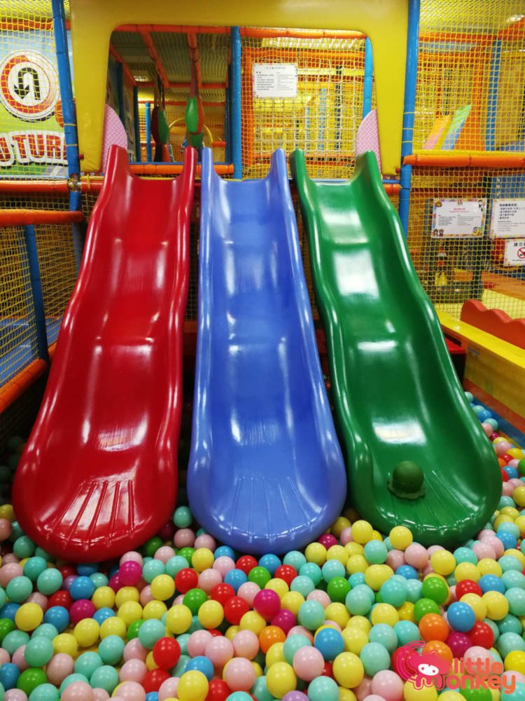 E3 Club's playground slides with balls in iSquare