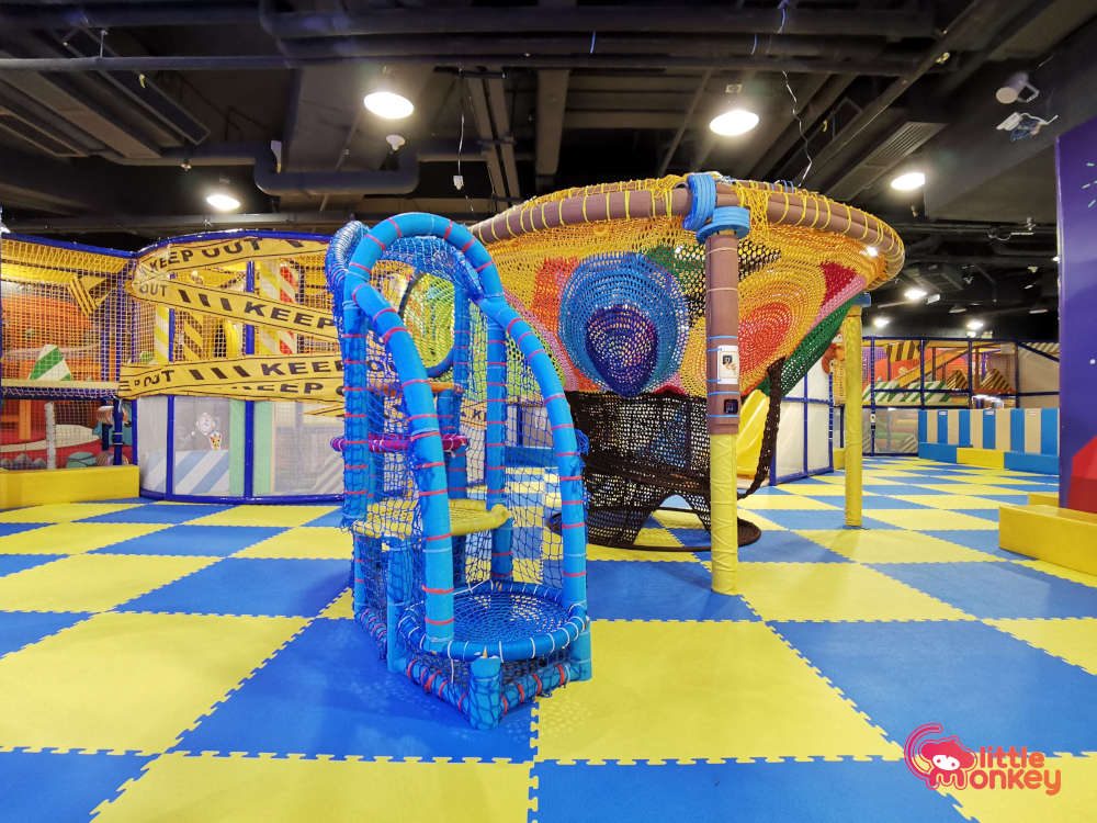 Jumpin' Gym Maze in Papillon Square