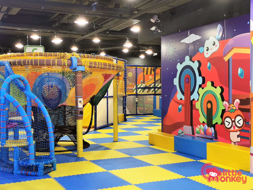 Jumpin' Gym Maze in Papillon Square